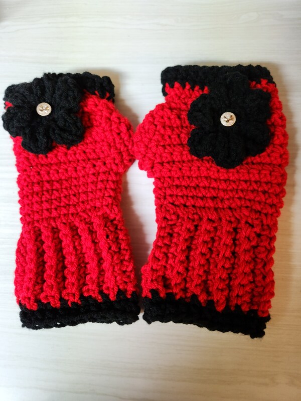 PRETTY AND WARM RED AND BLACK  FINGERLESS GLOVES